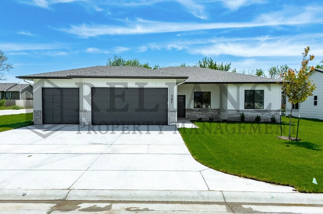 Building Photo - 613 Elmwood St