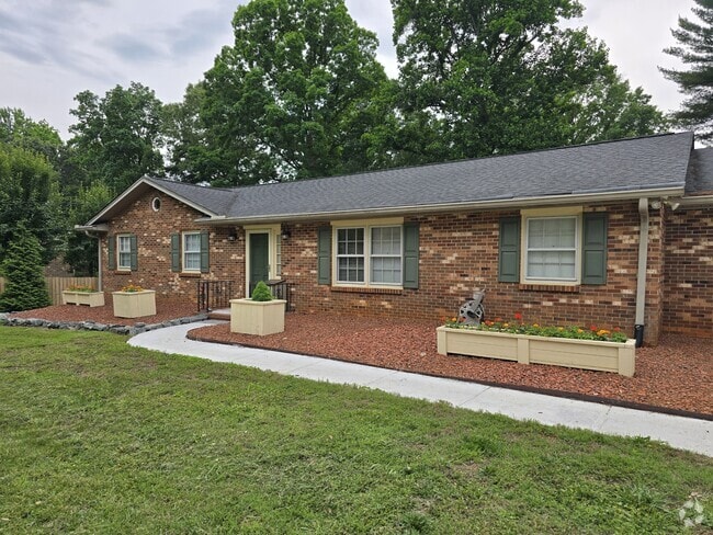 Building Photo - 4680 Forest Manor Dr Rental