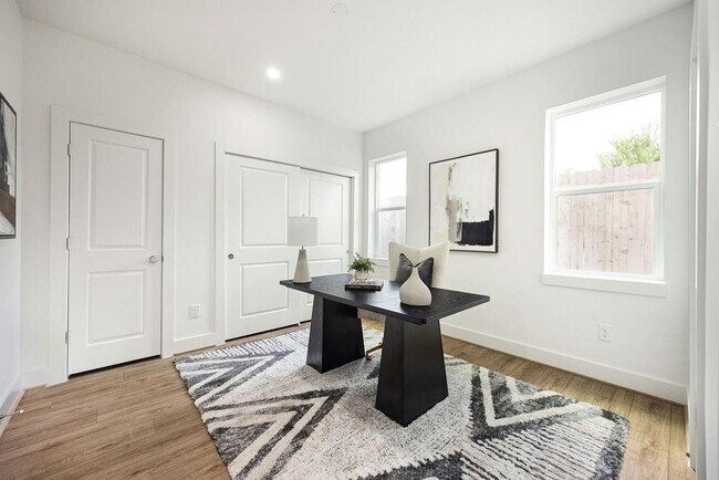 Photo - 1737 Mary St