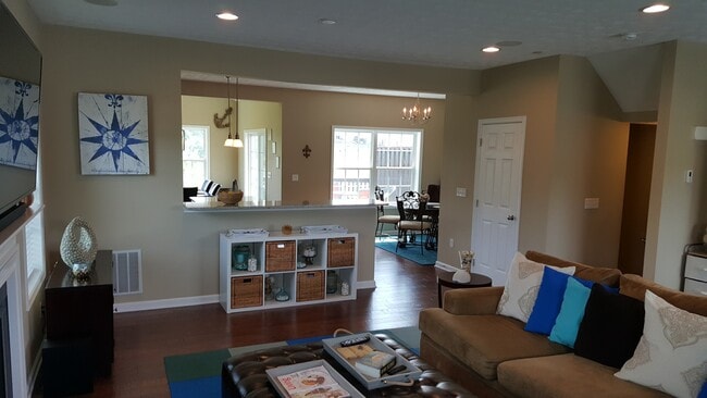 Photo - Robinson - LARGE 3 Bedroom End Unit House - Minutes from 376 W Robinson