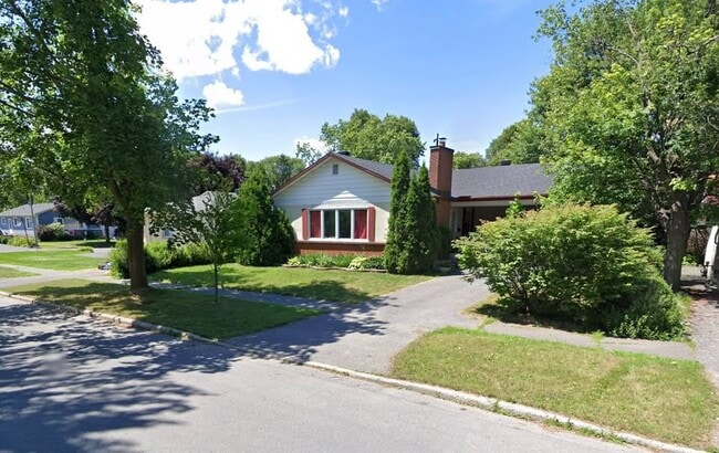 Building Photo - 2261 Tecumseh St Unit B