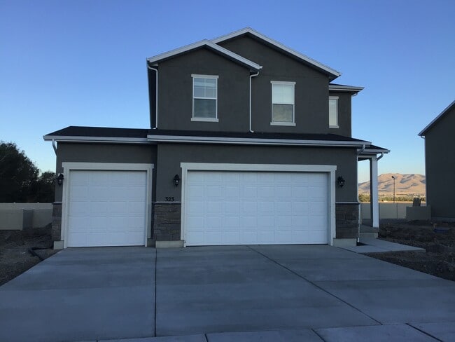 Building Photo - 323 North St