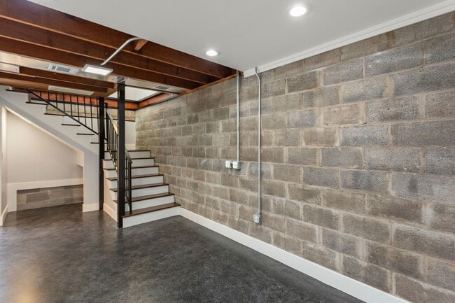 Photo - 2005 Portsmouth St