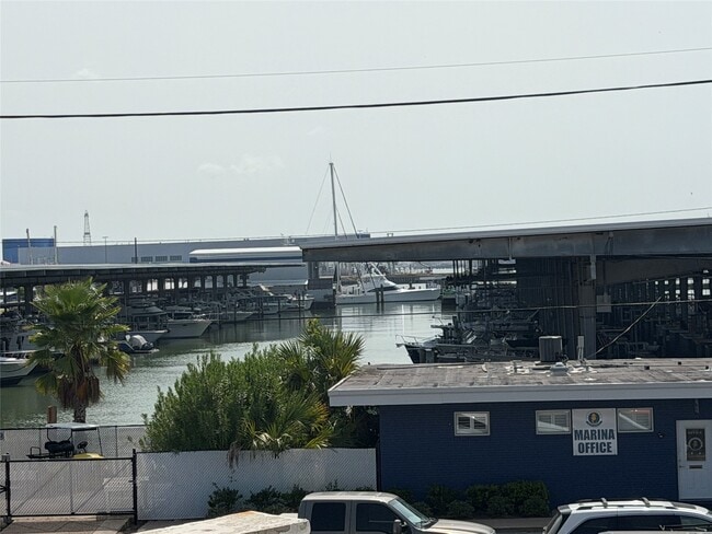 Building Photo - 702 N Holiday Dr Unit 3