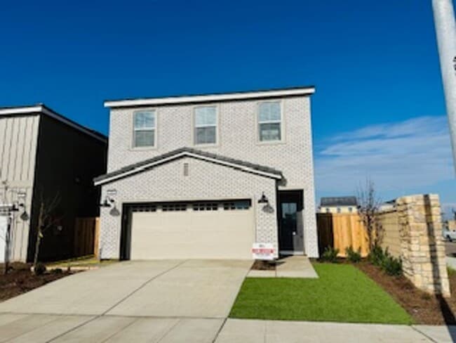 Building Photo - $2,995 Clovis & Shepherd 4 Bedroom Home, Solar Panels, New Construction - Plum Tree Ave.