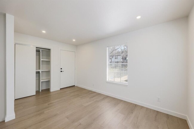 Photo - 902 Jessie St