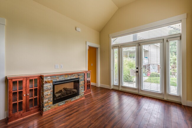 Photo - 328 20th St E