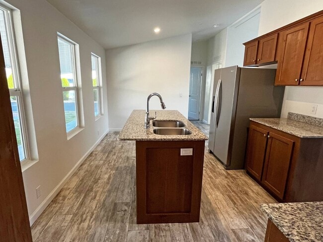 Photo - 21100 State St