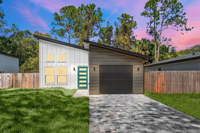 Building Photo - 816 W 9th St