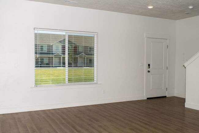 Photo - 418-1580 1580 E