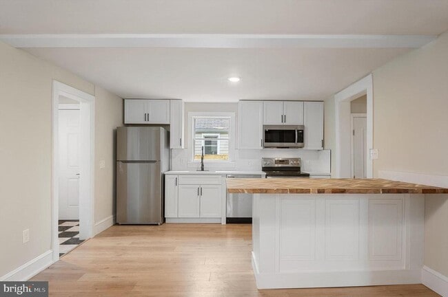 Building Photo - 553 Highland Ave Rental