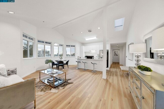 Building Photo - 2615 Telegraph Ave Unit 401