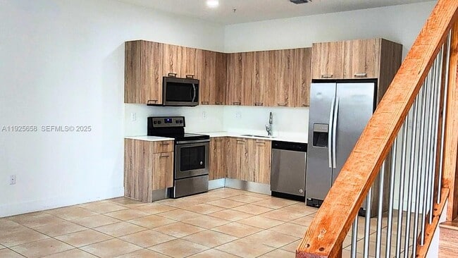 Photo - 460 NE 35th Ct