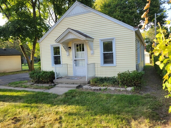 Building Photo - 846 W Huron River Dr Rental