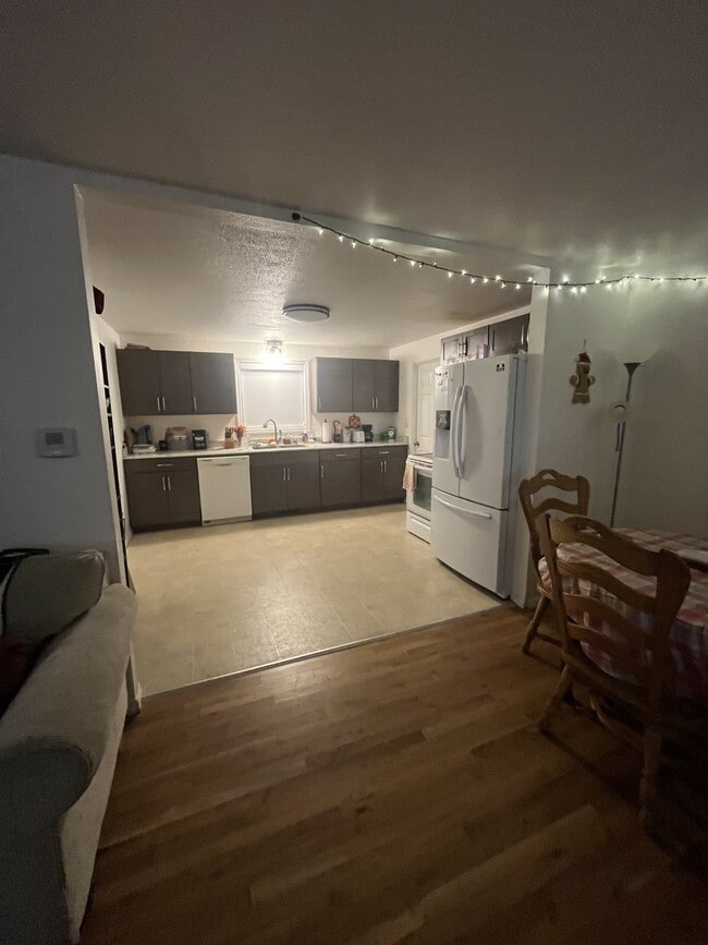 Photo - 662 Budlong St