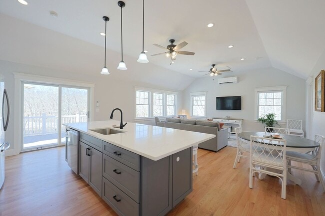 Building Photo - Newly Renovated Winter Rental on a Private...