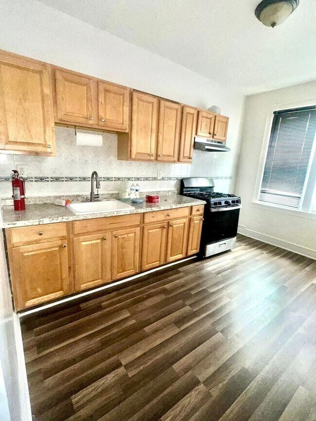 Building Photo - 258 Winfield Ave Unit 1-1 Rental