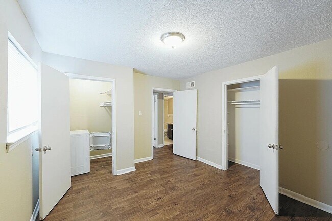 Building Photo - 2879 Beverly Hills St Rental