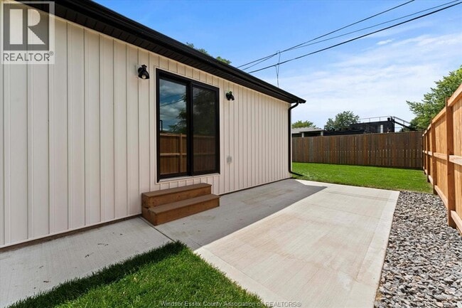 Photo - 557 Elinor St
