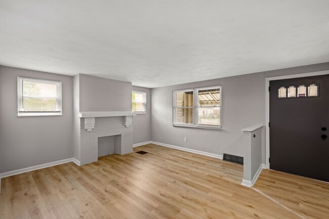 Photo - MOVE IN SPECIAL! SCORE HALF OFF 1ST MONTH'...