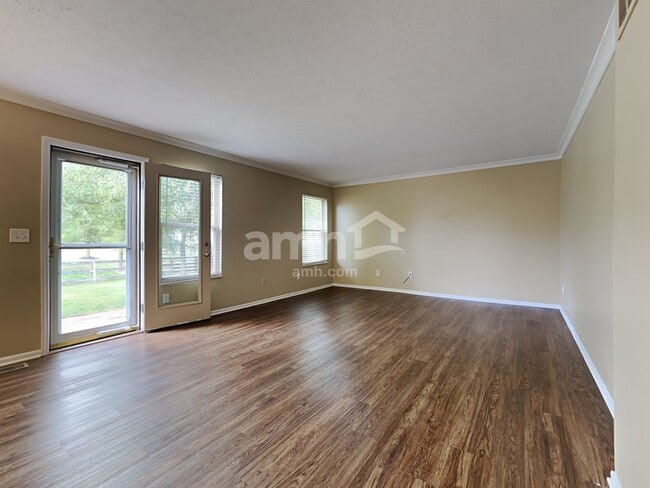 Photo - 180 Regency Sq