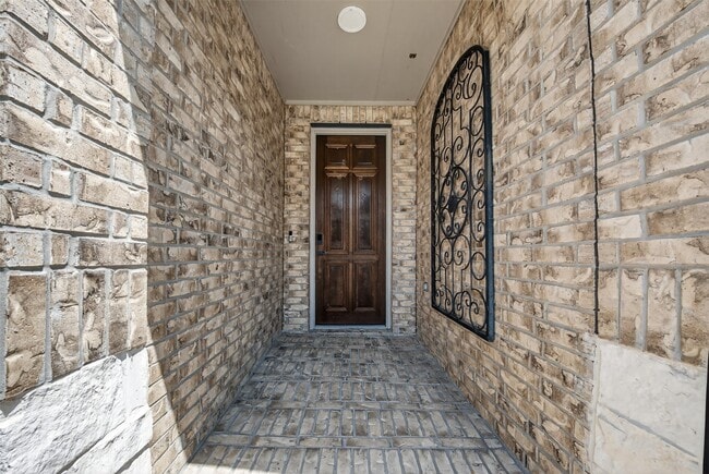 Photo - 18102 Humber River Ln