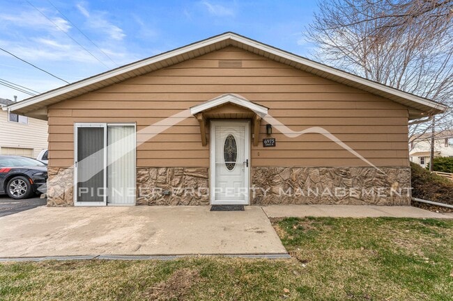 Building Photo - Beautiful Townhome with Detached Garage and Pool Access!