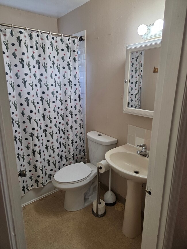 Photo - 1769 Davidson St SE