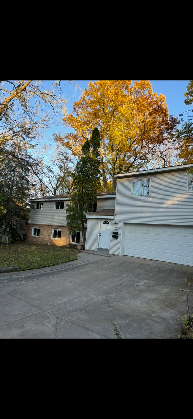 Photo - 573 Maple Sq