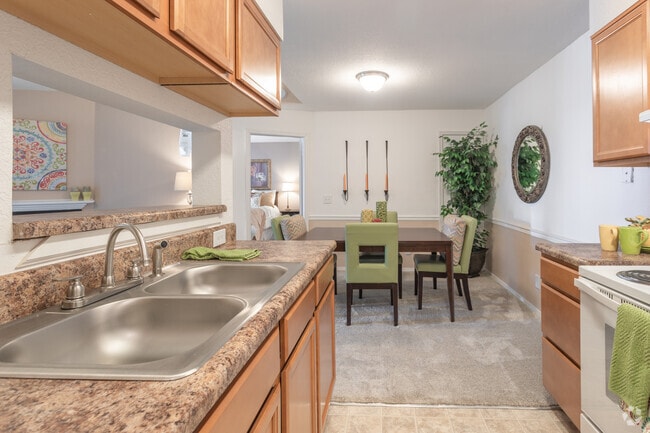 2BR,2BA,-880SF Garden