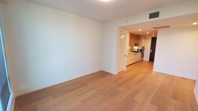 Photo - 877 Francisco St