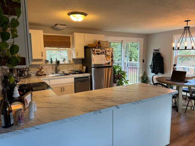 Photo - Charming 2 Bed, 1.5 Bath Raised Ranch (CUR...