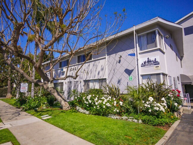 Photo - 3042 Livonia Ave