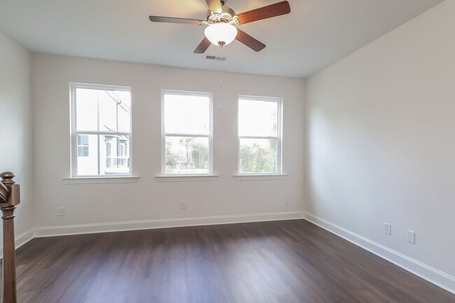 Photo - Beautiful 3BR 3.5BA Townhome w/ Full Appliance Kitchen - Garage Parking in West End