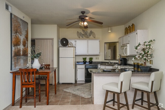 2BR, 2BA - 1,093SF - Kitchen / Dining Room - The Links at Starkville