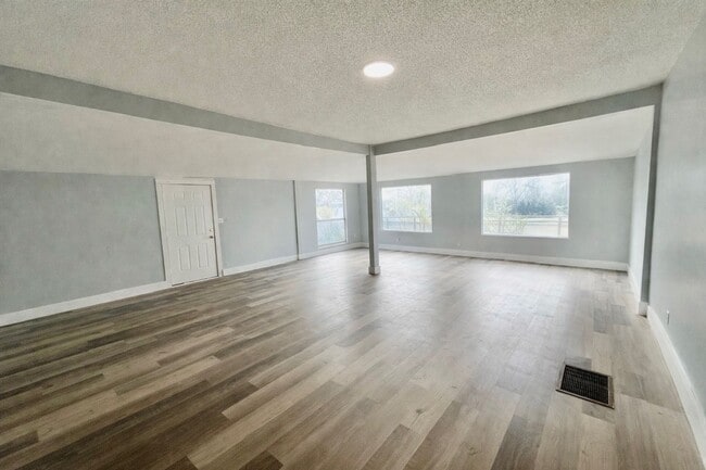 Photo - Beautifully Remodeled 4BR/2BA Lakeland Home NO APPLICATION FEE!