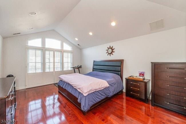 Photo - 115 Kensington Ln