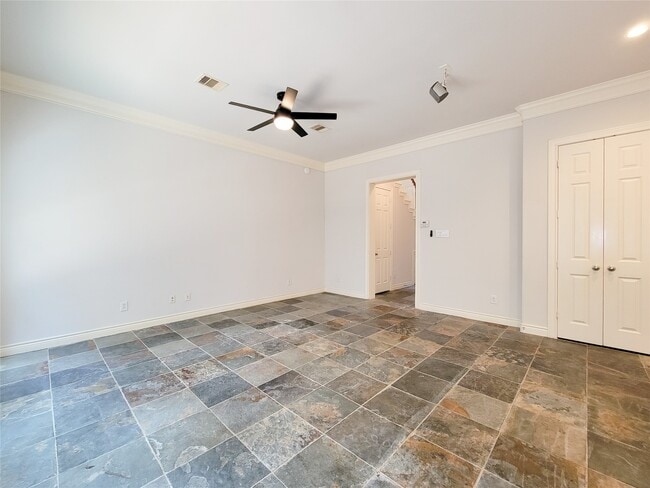 Building Photo - 2911 Clinton Dr