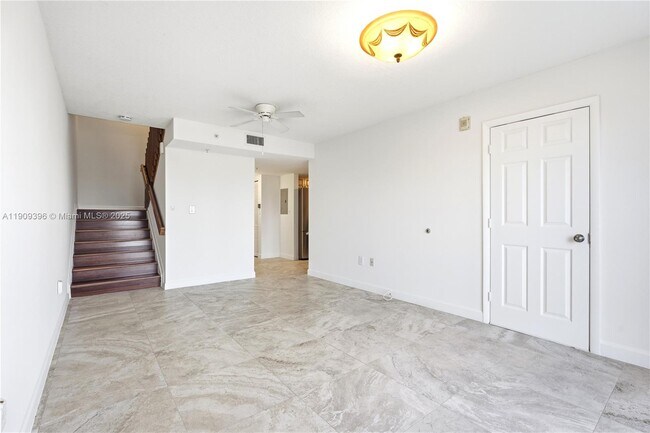 Photo - 280 SW 20th Rd Unidad 902