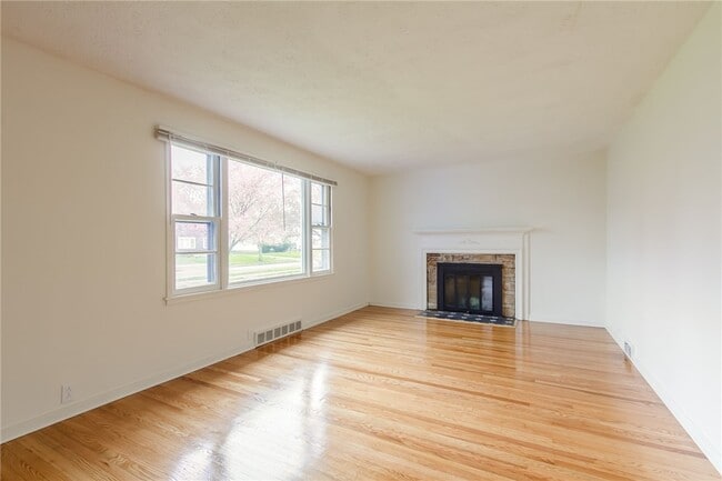 Photo - 345 Colebourne Rd