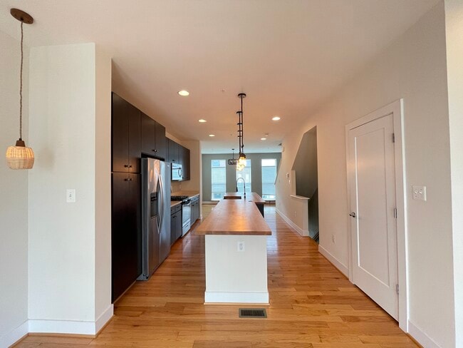 Photo - 924 King Farm Blvd Casa Adosada