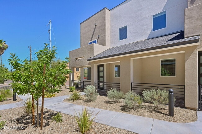 Photo - 2125 E Voltaire Ave