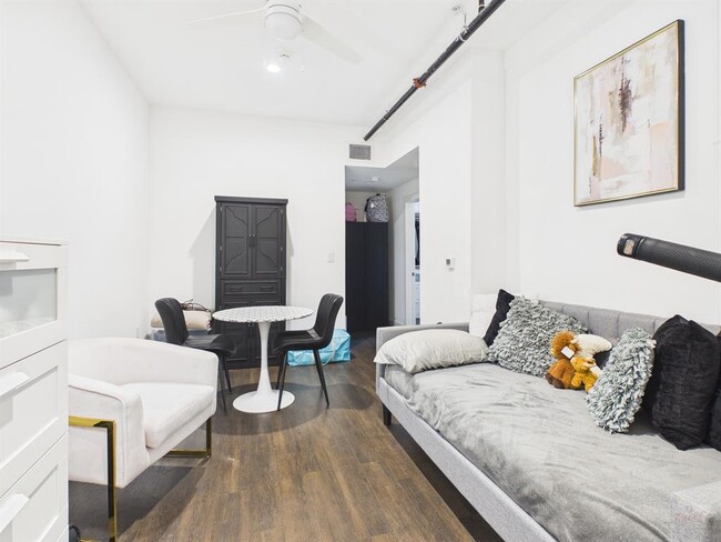 Building Photo - 1010 W 26th St Unit 502