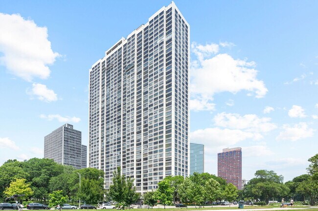 Building Photo - 2800 N Lake Shore Dr Unit 402 Rental