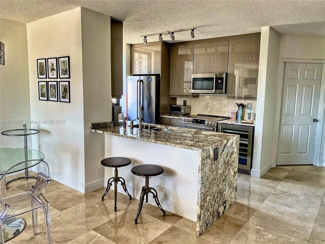Building Photo - 651 Okeechobee Blvd Unit 811 Rental