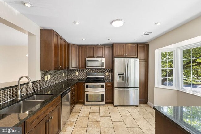 Photo - 124 Barnsfield Ct