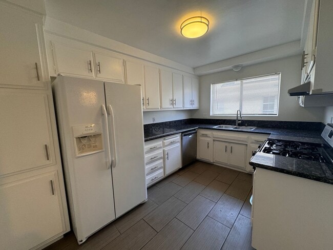 Building Photo - 1065 S Holt Ave Rental