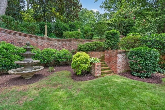 Photo - 140 Valley Rd NW