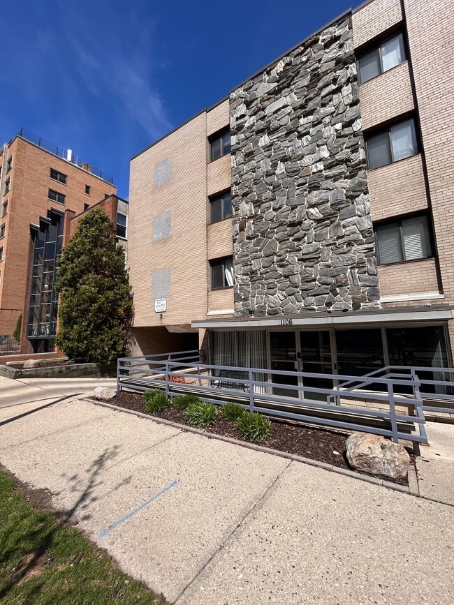 Building Photo - Edgewater East