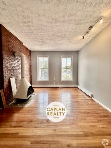 Building Photo - 46 Warren St Unit 2 Rental